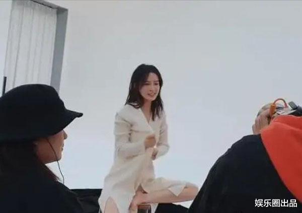 陈坤|李沁早期工作照曝光，穿背心坐在凳子上凹造型，少女心藏不住