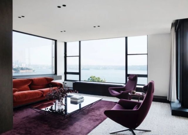 61现代风二居室，凭大量的木饰面装饰整个空间显得非常简约大气