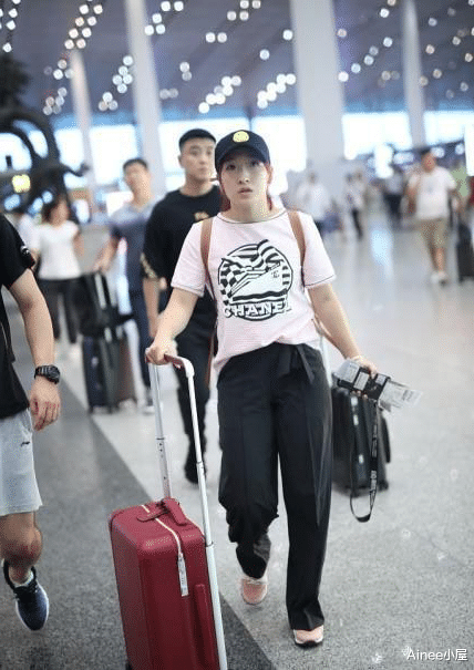 Ainee小屋|刘诗雯为人低调，和普通女孩没啥差别，穿T恤配束脚裤轻松休闲