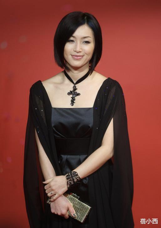 穿衣搭配|酒井法子终于剪了短发，一身黑打扮低调亮相，看不出已经50岁了