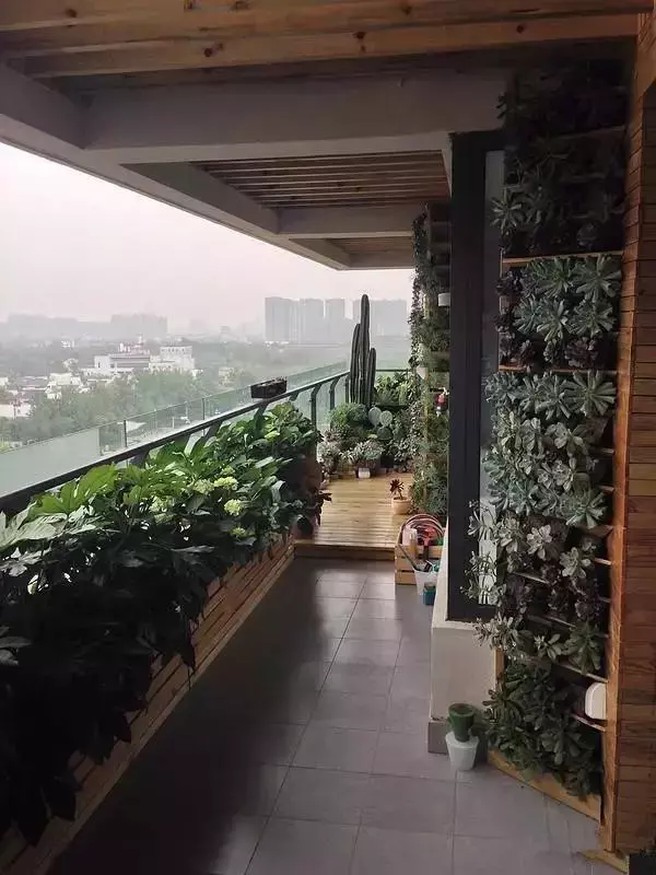 装修设计精选|朋友家阳台花园非常漂亮，我就纳闷，他家不用晒衣服吗？