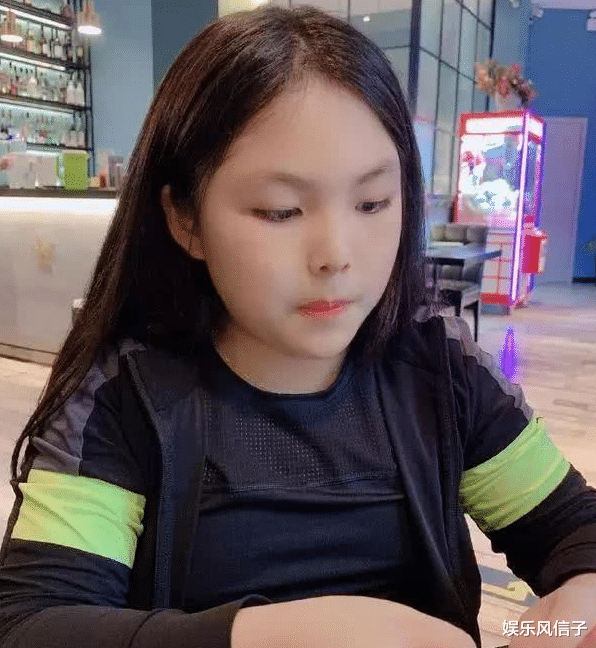 李湘|疑似李湘“新男友”曝光，曾与小鲜肉穿情侣装合拍，6月就有联系