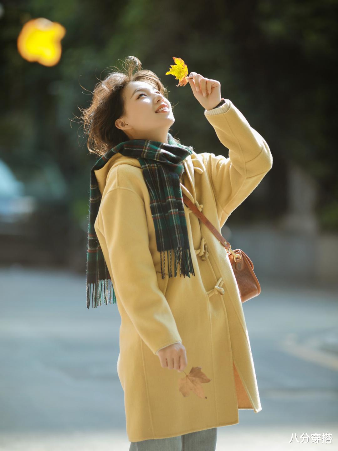 八分穿搭 保暖洋气的冬季穿搭示范，鹅黄色大衣配牛仔裤减龄温柔，时髦精致