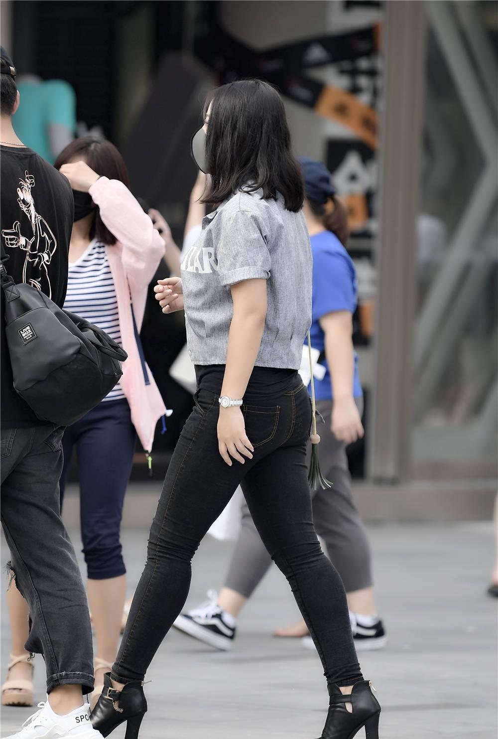 六九街拍|紧身裤搭配粗跟短靴,微胖女生更受欢迎,想要时尚,没有那么难