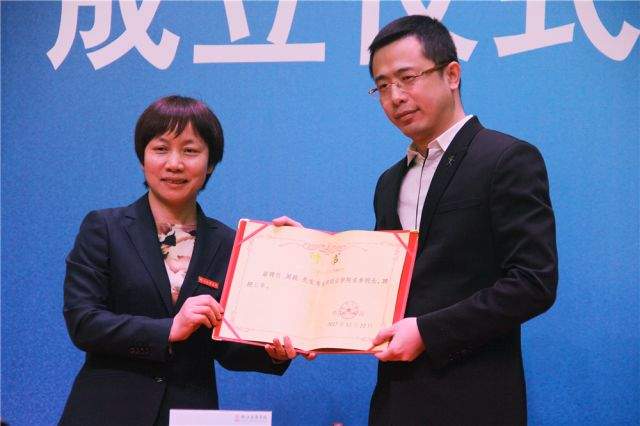 浙江富豪被捕案牵扯出“七仙女”,金钱礼物全额退还,名单遭疯传
