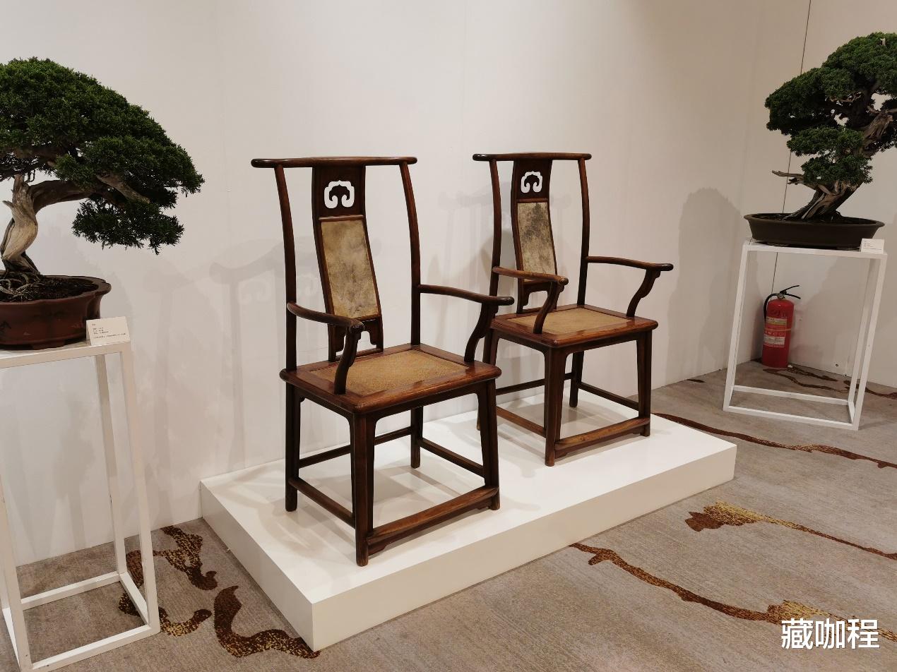 |搭脑水平向后弯,明黄花梨四出头椅嵌云石