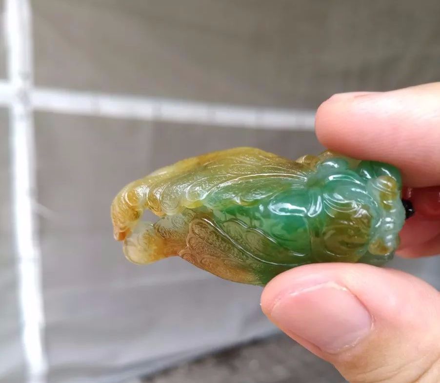 翡翠|夜市地摊300捡漏的一块翡翠原石，开窗后商家眼都直了！