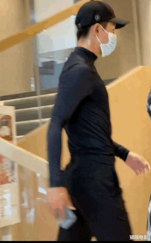 张哲瀚|张哲瀚身材太好上热搜，屁股翘得太显眼，网友：这是我能看的吗