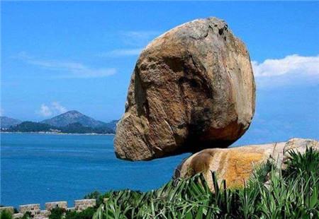 我国最神奇石头，风一吹就会晃动，却经历7.5级地震都没倒！