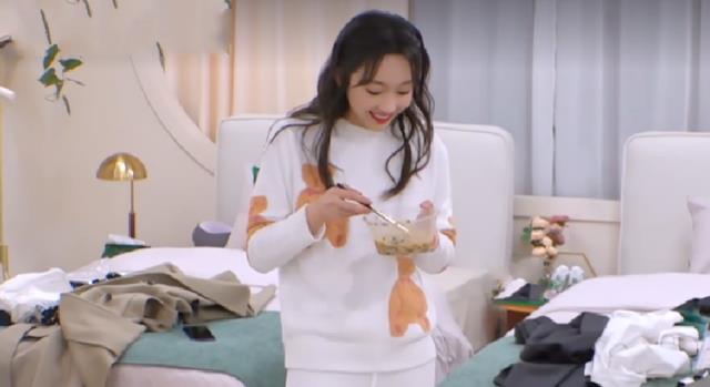 宣璐|吃面时，李菲儿和宣璐的餐具成鲜明对比，“关系户”就是不一样