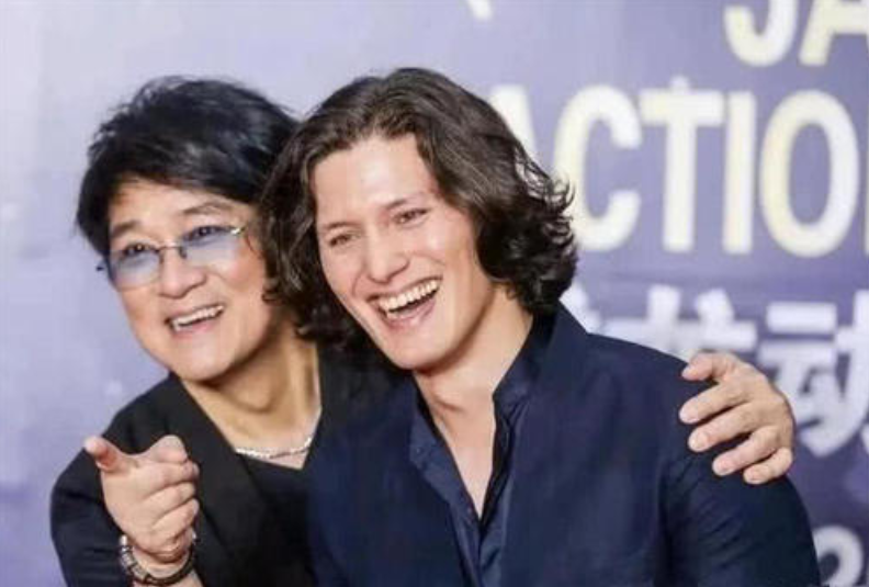 周华健|周华健为儿子庆生，90后儿子长相苍老似兄弟，他一口白牙很突出