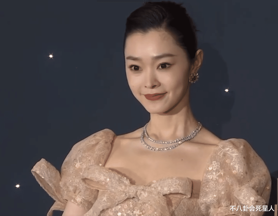 景甜|开年红毯来了！张雨绮一脸疲态，景甜大红唇，吴谨言干瘦冒青筋