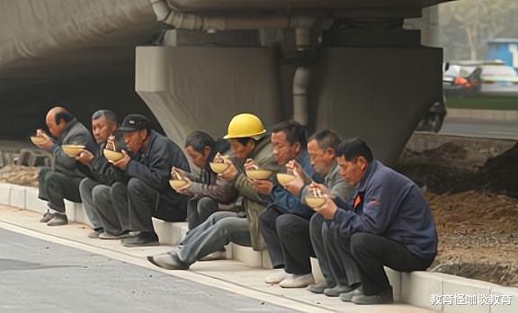 河南|河南某小学请了个农民工教小学生，家长急了，校长无奈：我也不想