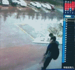 学姐说育儿|神回复:看到一位小姐姐在为难,我该伸出援手吗?神评亮了