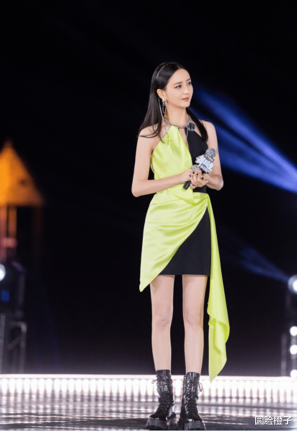 佟丽娅|佟丽娅留黑长直太美了！荧光色连衣裙大秀美腿，舞台尽显曼妙身材