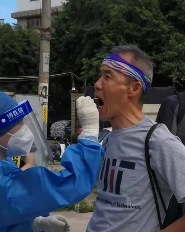 |70岁王石晒登山视频？穿平价T恤接地气，体力不输年轻人