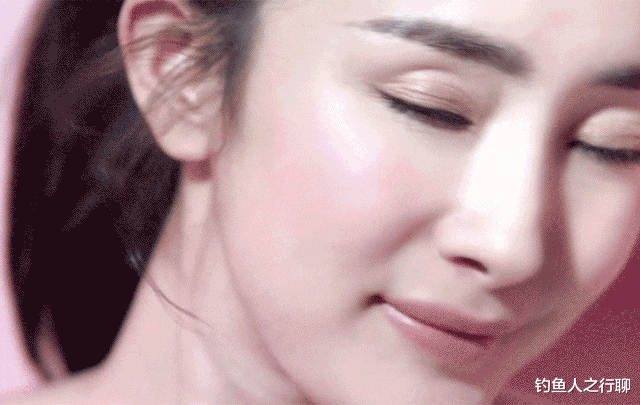 黑粉|媒婆妆、烈焰红唇、脸色蜡黄，他们这广告物料怕不是黑粉拍的吧？