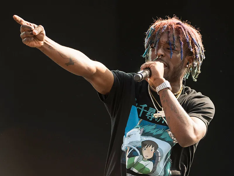 二郎神|美国说唱歌手在额头植入一颗1.5亿的粉钻，网友：这说唱界“二郎神”？