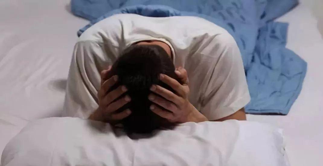 睡眠|总是入睡难、半夜三更“自然醒”？中医：或是身体3处“堵”了