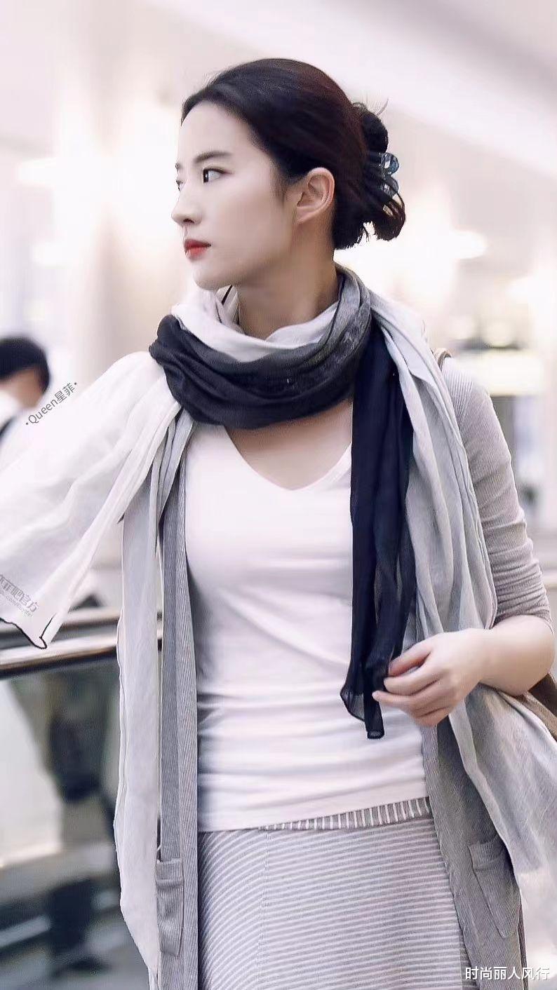 时尚丽人风行 刘亦菲朱亚文旧照爆火！她五官被修复像“换脸”，他鲜肉脸穿牛仔