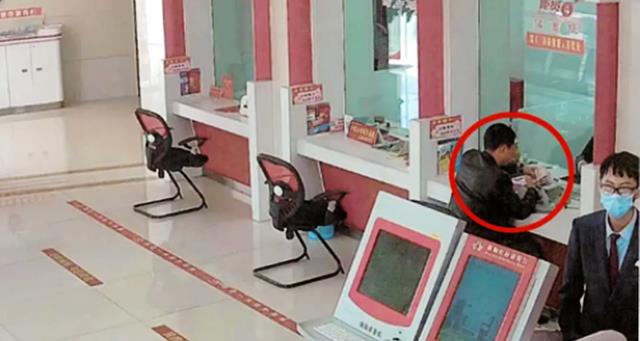 四季文史 法院判了！福建男子取款4万银行职员错给5万，称离柜概不负责拒退