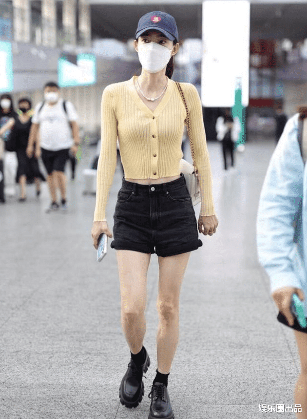 36歲的王麗坤現身機場，穿開奶衫紮馬尾辮，狀態不像80後-圖3