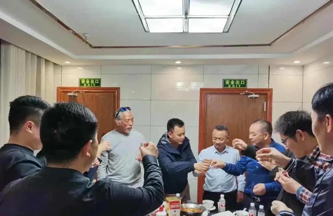 张耀扬|57岁张耀扬现身参加聚会,包间拥挤满桌狼藉,疑似正式复出捞金