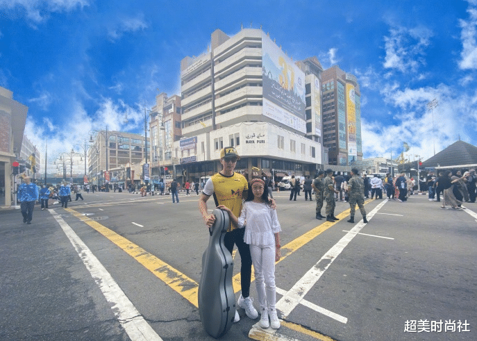 吴尊|吴尊10岁女儿为文莱国王表演，穿白衣气质文静，大长腿引人注目