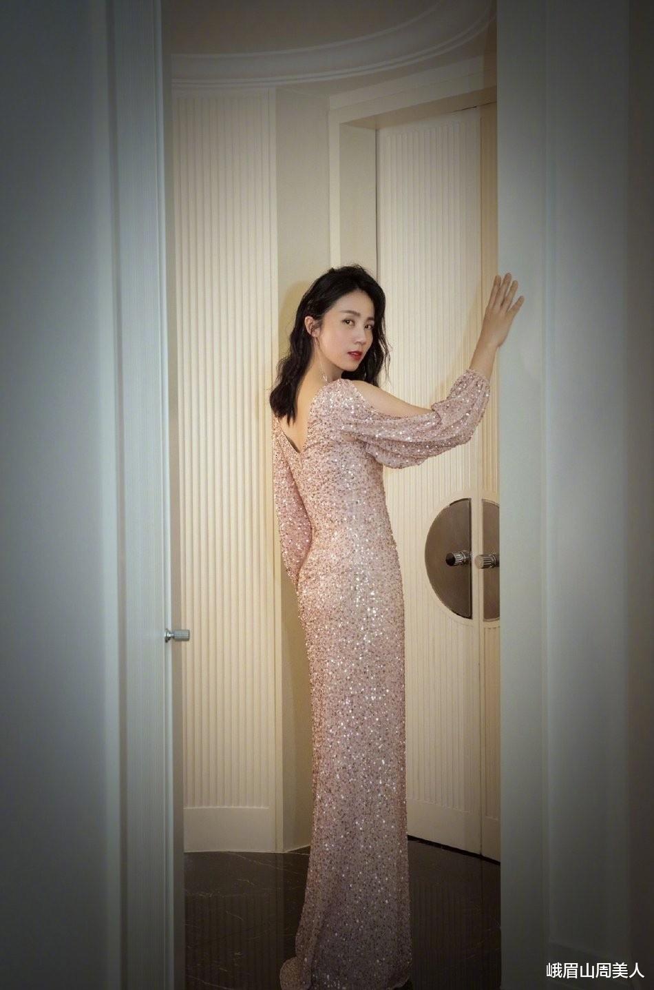 峨眉山周美人|女人过了50岁，穿裙子会更优雅！遵循这“2穿2不穿”，时尚减龄