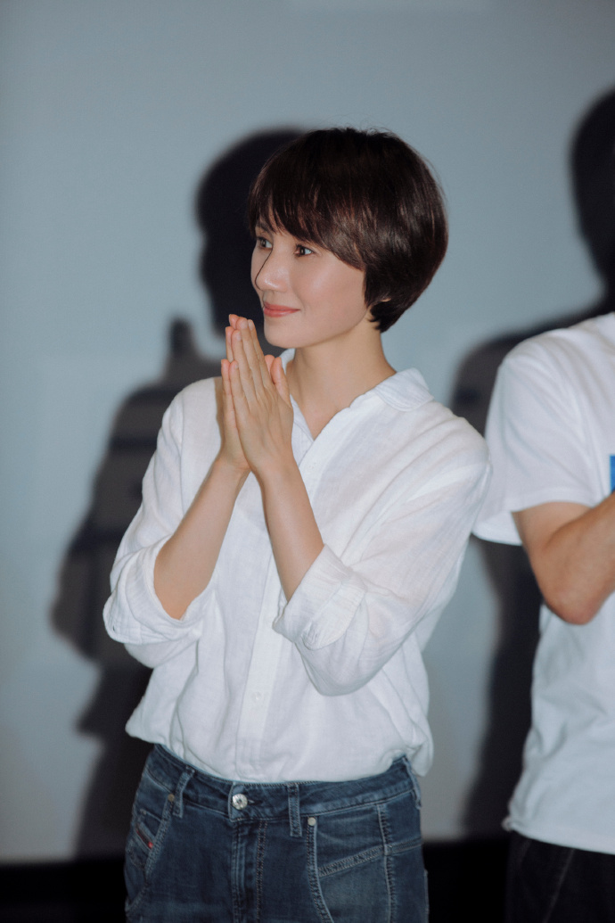 何有强|袁泉真没“明星架子”，白色卫衣配牛仔裤简单舒适，朴素自然