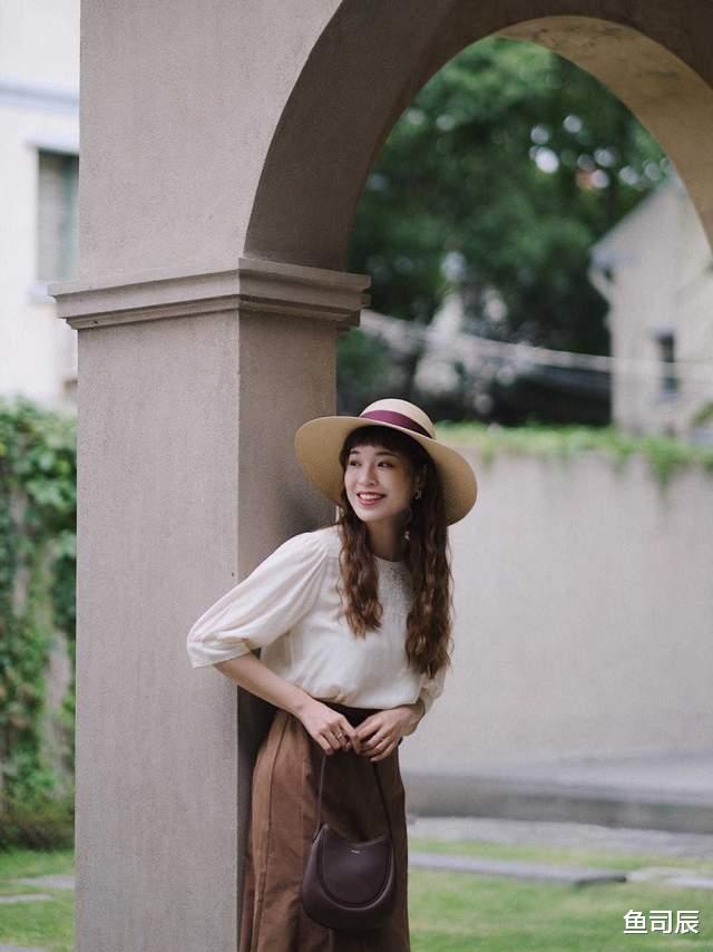 鱼司辰|今秋条纹衫又“火”了！搭配上牛仔半身裙高级优雅，简约又实用