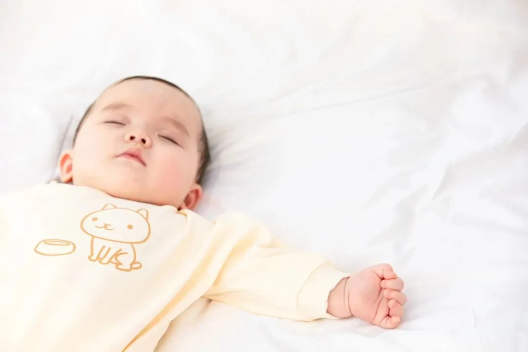 婴幼儿常识|国药育儿知识：新手爸妈要知道！宝宝睡觉一惊一乍、哼唧扭动，处理不对会影响发育！