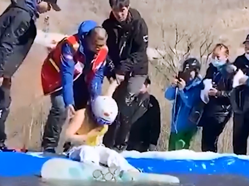 到处踅摸 女子滑雪落入水中不断挣扎，旁观者拿手机拍照，10秒内无人救助