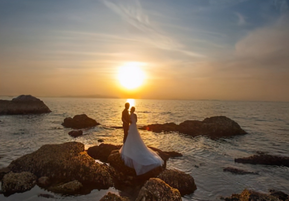 民生小鱼 女子三亚拍婚纱照，却因照片修得太漂亮要退款，网友：良心商家