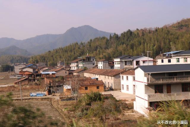 从不改名的小蘑菇|男子回家被拒，妻子提出16万补偿，为何邻居却说儿子不对？