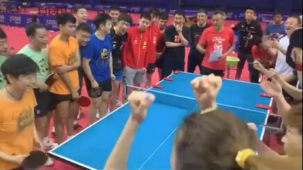刘国梁|刘国梁被国乒围在中间！许昕发球赢红包引欢呼，孙颖莎兴奋跳起来