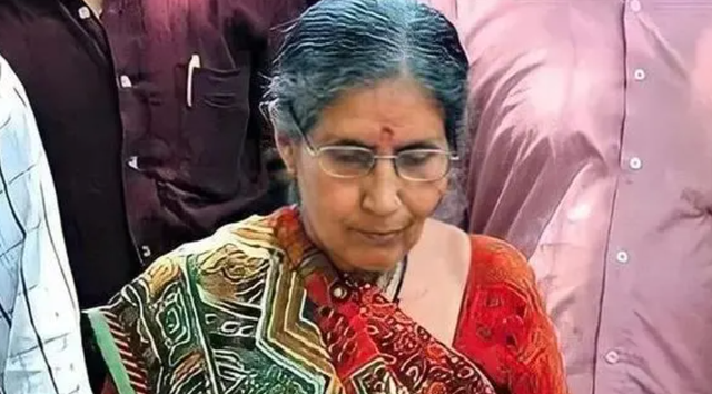 英国 印度一妇女，49年为爱守空房，退休后做饭放牛，却配12名顶级保镖