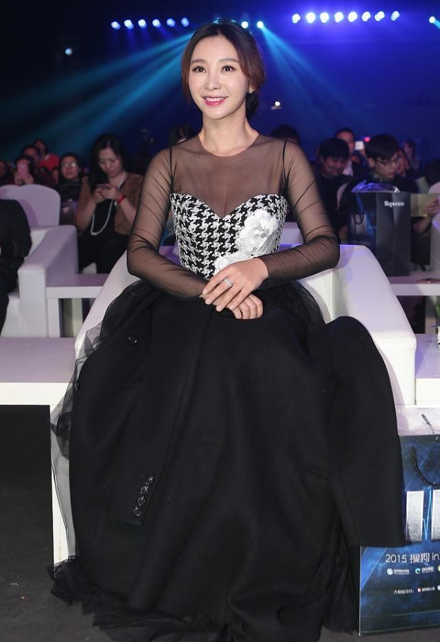 柳岩|柳岩的“0号身材”谁能不爱，裹身长裙秀曲线，撩人却不低俗