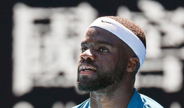 澳網(wǎng)|險(xiǎn)遭大爆冷！德約四盤(pán)雙搶七苦戰(zhàn)險(xiǎn)勝?zèng)_澳網(wǎng)9冠王提前拉警報(bào)