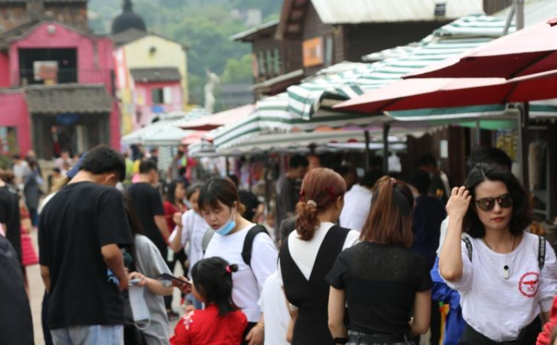 明日社会 五一假期结束，景区颁发“委屈奖”鼓励员工