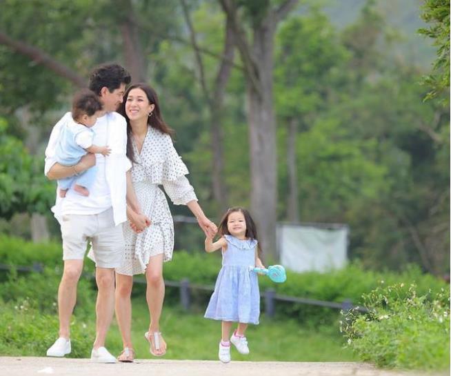 育妈计|“好彩妹”钟嘉欣为女儿庆生,素颜出镜黑眼圈明显,被指状态太差