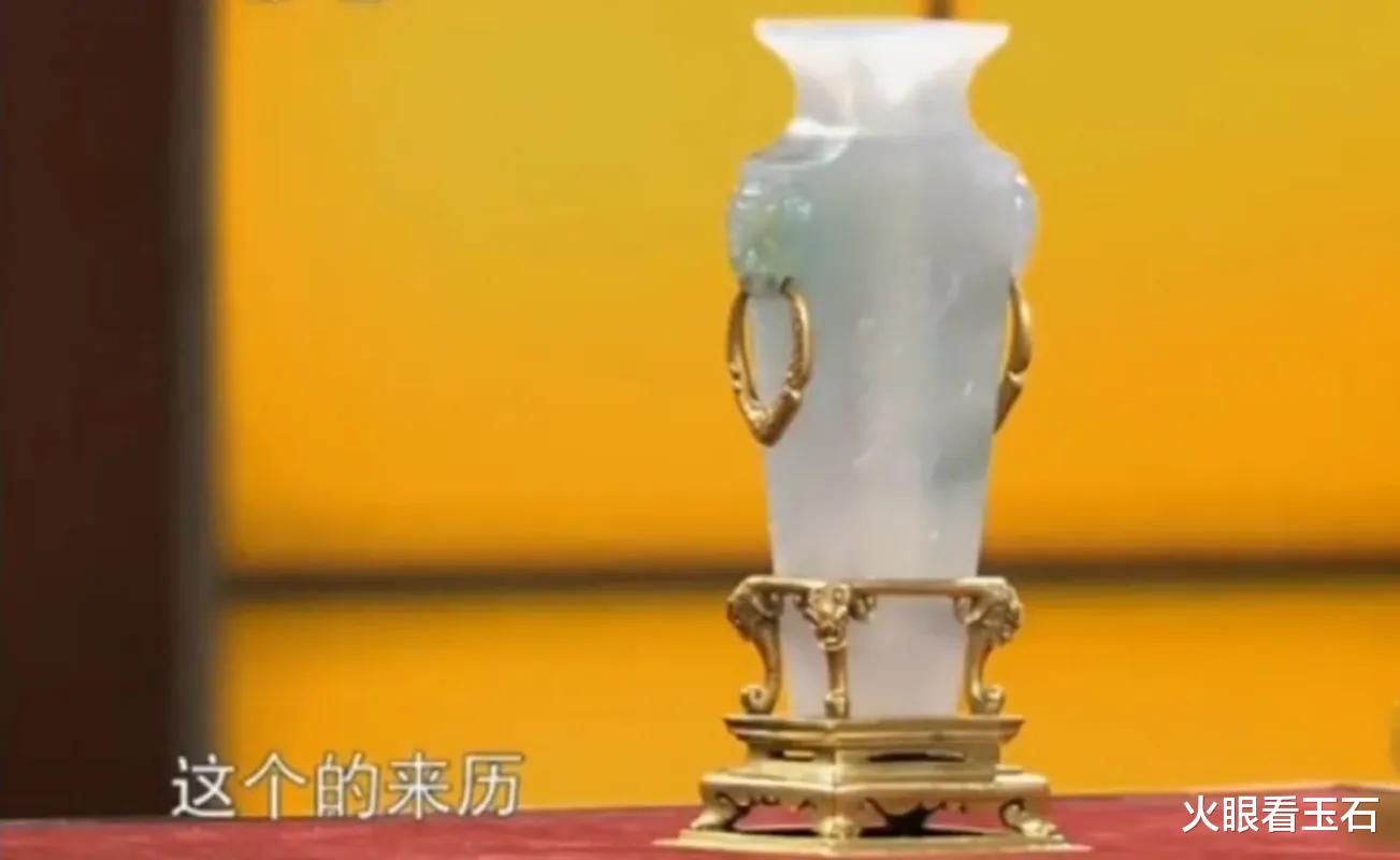 翡翠|花150万不买乾隆青花官窑，却买了“冰糖”翡翠瓶，专家：买值了