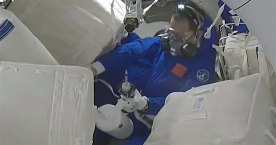 航天员 宇航员返回地球后，为什么只能坐在轮椅上？看完默默心疼