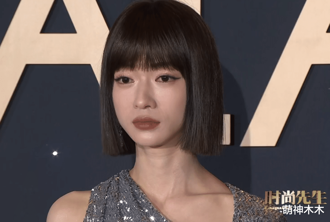 龚俊|众星出席时尚先生盛典：景甜金属裙身材好，龚俊全身火龙果色抢镜