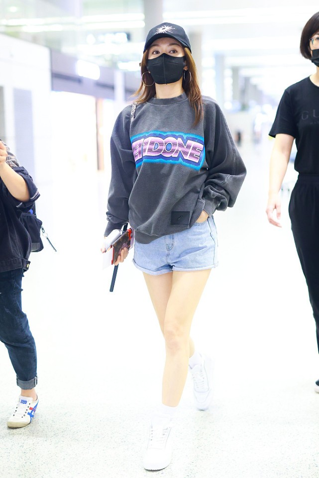 秦岚|看看别人的42岁！秦岚以42岁状态上热搜，妥妥的“女大学生”