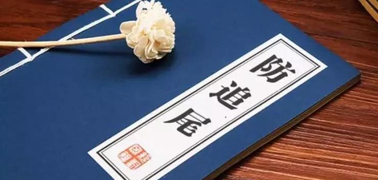 新报业传媒 不幸中的万幸!国道上货车追尾,被困司机自行走了出来!