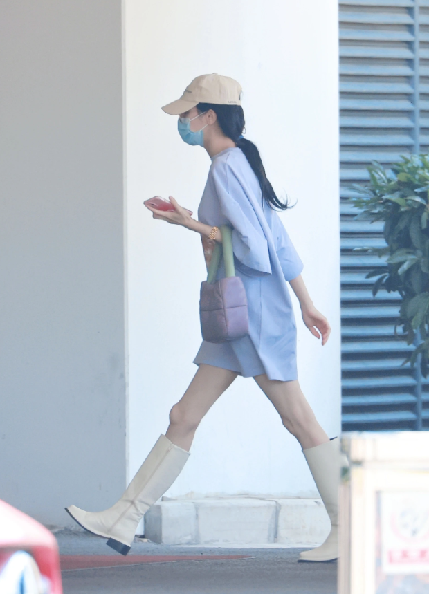 迪丽热巴|迪丽热巴瘦过头，机场生图暴露腿型线条，膝盖凸出太难看