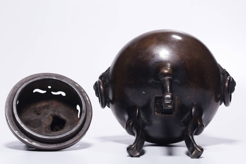 |明宣德，铜胎兽耳狮钮三足炉