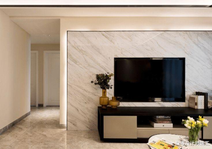 电视背景墙看着太单调了,加入灯带,装饰画等元素,漂亮又上档次