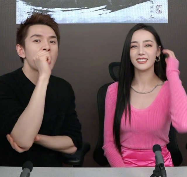 迪丽热巴|迪丽热巴直播时频繁遮肚子，当她把手拿开那一刻，是我眼花了？